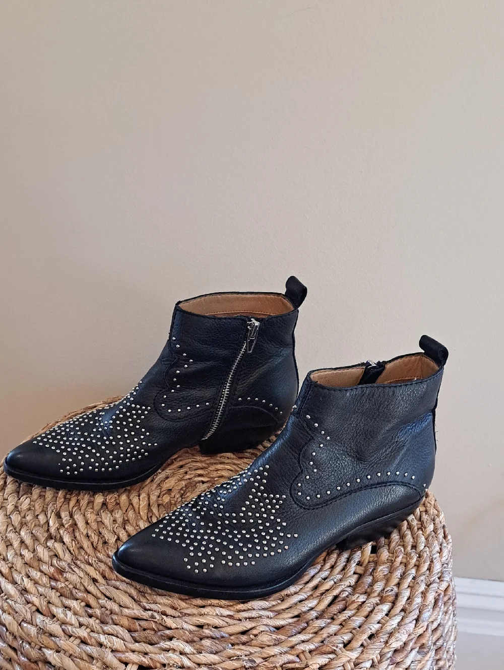 Dolce Vita Womens Uma Western/Preppy/Boho Black Leather Studded Ankle Boot 7.5